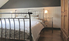 CST: Chambre avec un lit double, armoire haute, coffre-armoire & siège